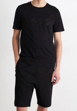 Schwarzes Baumwoll-T-Shirt mit tonalem "BOSS"-Logo auf der Vorderseite, kombiniert mit passenden schwarzen Shorts. Schlichtes Design mit Rundhalsausschnitt.