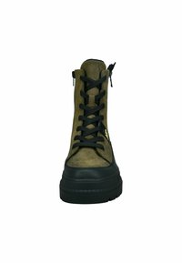 Botín verde de ante con suela de goma negra, cremallera frontal y diseño con cordones. Presenta una textura suave y puntera reforzada para mayor durabilidad.