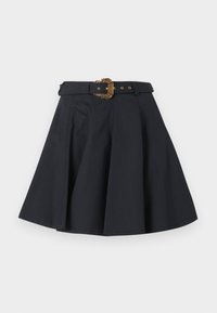 Must musta kõrge vöökohaga kangaga seelik, millel on dekoratiivne kuldse tooni pandlaga vöö, voldid mahu ja kuju lisamiseks.