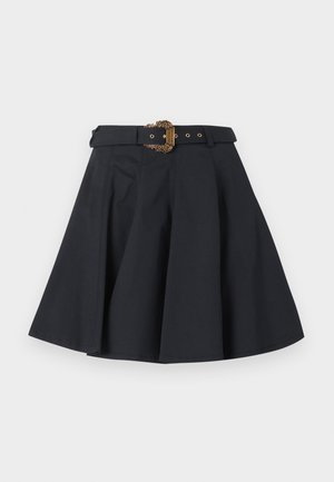 Μαύρη φούστα καμπάνα με ψηλή μέση και διακοσμητική ζώνη με αγκράφα σε χρυσό τόνο, με πιέτες για όγκο και σχήμα.