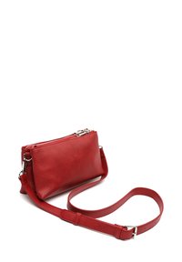 Červená kožená crossbody taška s texturovaným povrchem, se zipem nahoře a nastavitelným popruhem. Kompaktní obdélníkový tvar se stříbrnými komponenty.