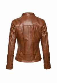 Giacca in pelle marrone dal design fitted, con colletto piatto e dettagli di cuciture verticali. Texture liscia senza hardware visibile.