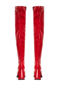 Botas de charol rojo hasta la rodilla con un acabado brillante, cierres de cremallera en la parte posterior y tacones cuadrados gruesos. Textura suave y diseño elegante.