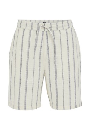 Pantalones cortos blancos con textura, con finas rayas negras verticales, cintura elástica y cordón ajustable en la parte delantera.