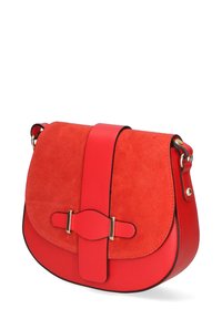 Borsa a tracolla rotonda in suede rosso e pelle, con chiusura a pattina piatta e dettagli in metallo dorato. Inclusa una tracolla regolabile.