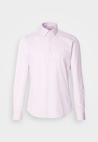 Chemise homme rose clair à manches longues avec boutonnage sur le devant et petit logo "ck" Calvin Klein sur la poitrine.
