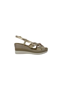 Zeppa in oro metallizzato con cinturini incrociati, una chiusura decorativa e una suola bianca leggera. Textura liscia, design open-toe.