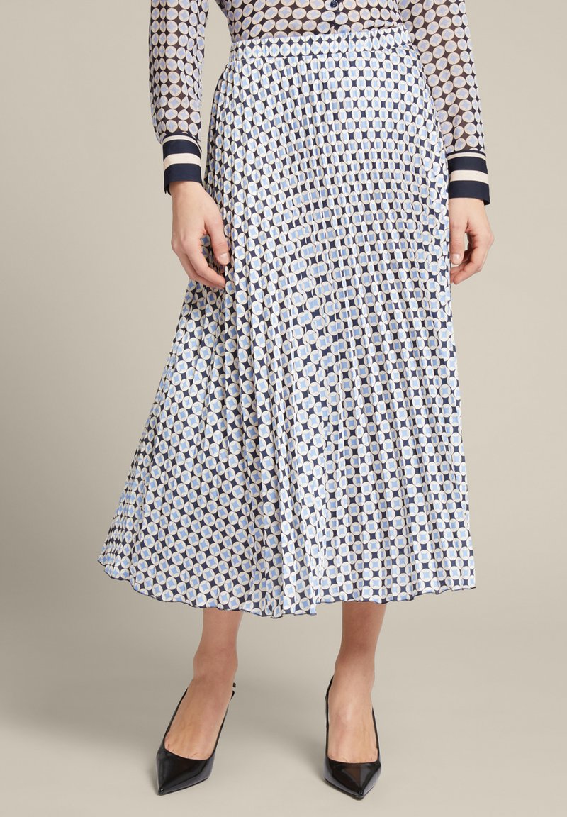 Plissékoker midi rok van lichtgewicht stof; heeft een geometrisch blauw en wit patroon; tailleband is glad, met een vloeiende silhouet.