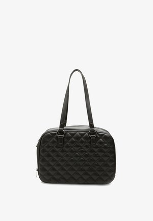 Borsa a tracolla nera trapuntata con due robusti manici, chiusura con zip e dettagli hardware in argento, caratterizzata da una superficie in pelle liscia.