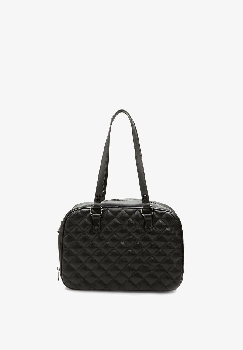 Borsa a tracolla nera trapuntata con due robusti manici, chiusura con zip e dettagli hardware in argento, caratterizzata da una superficie in pelle liscia.