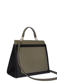 Strukturalna torebka o dwukolorowym designie; oliwkowo-zielona przednia część i czarne boki; fakturowana powierzchnia; górny uchwyt i regulowany pasek na ramię.