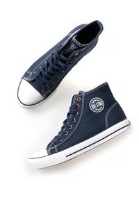 Adidași înalți de marină din pânză, cu vârful din cauciuc alb, cusături contrastante, gromete roșii și un logo rotund pe lateral.