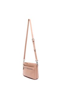 Borsa a tracolla rosa chiaro in pelle, con tasca frontale con zip, tracolla regolabile e texture liscia. Forma rettangolare.