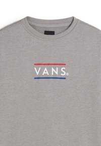 Šedá mikina vyrobená z bavlny s kulatým výstřihem. Na přední straně je vytištěno červené a modré logo "VANS". Měkká textura.
