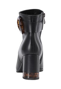 Botine negre din piele cu toc tip bloc, având detalii din scoică de broască țestoasă pe toc și cataramă laterală, precum și închidere cu fermoar pe lateral.