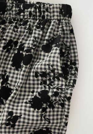 Schwarz-weißer Gingham-Stoff mit schwarzen Blumenmustern, elastischem Bund und geraffter Textur.