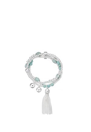 Silbernes Perlenarmband mit türkisfarbenen Perlen, drei Silberanhängern und einem silbernen Kettenquasten-Anhänger auf weißem Hintergrund.