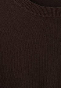 Țesătură tricotată maro, cu nervuri și guler rotund, având o textură moale și un model uniform pe întreaga suprafață. Fără logo-uri sau accente vizibile.