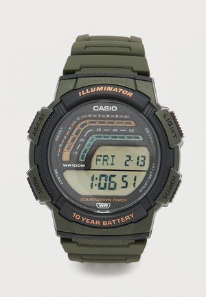 Casio digitális sportóra zöld szíjjal, visszaszámlálós időzítővel, világítóval, vízálló kivitelben és 10 éves elemmel, időt és dátumot mutat.