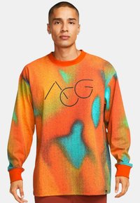 Nike Sportswear NRG ACG TEE SNOWDRIFT AOP - Top s dlouhým rukávem - yellow mint green orange