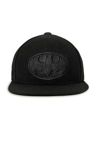 Schwarze Snapback-Kappe mit einem auffälligen geprägten Batman-Logo auf der Vorderseite. Der Stoff hat eine strukturierte Oberfläche und einen flachen Schirm.