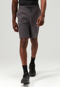 Männliche dunkelgraue Shorts mit elastischem Bund und Kordelzug. Aus leichtem Material, knielang mit glatter Textur.