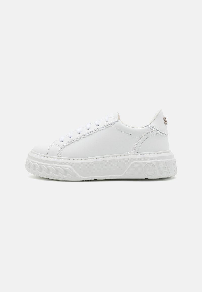 Weiße Sneakers mit einem Glattleder-Obermaterial, dicker strukturierter Sohle und dekorativen Nähten. Verfügt über flache Schnürsenkel und ein Logo auf der Ferse.