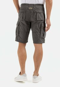 Graue Cargo-Shorts mit geradem Schnitt, mehreren seitlichen Taschen und einem elastischen Bund. Der Stoff wirkt leicht und hat eine glatte Textur.