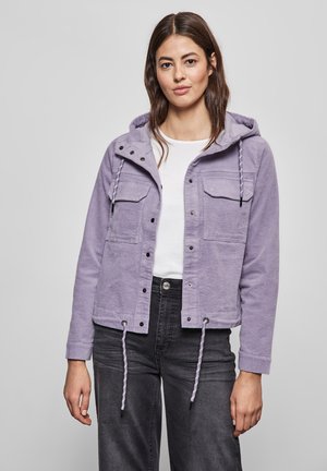 Lavenderfarbene Cordjacke mit Kapuze, vorderen Druckknöpfen, zwei Brusttaschen und verstellbaren Kordeln am Saum, kombiniert mit einem weißen Hemd.