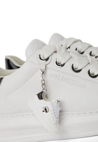KARL LAGERFELD SNEAKER KAPRI KEYCHAIN - Tenisky - white black