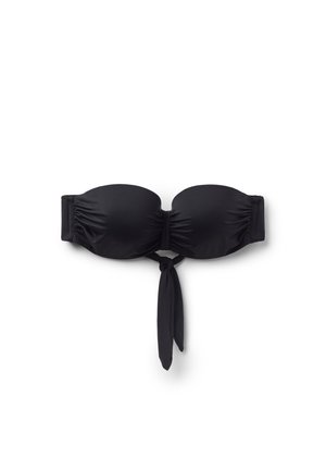 Zwart strapless bikinibovenstuk met geplooide cups en een knoopdetail aan de voorkant, weergegeven tegen een witte achtergrond.