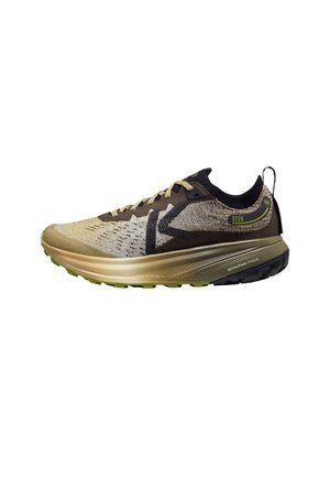 Scarpa da corsa marrone chiaro e nera con tomaia in maglia strutturata, suola spessa e imbottita, linguetta nera sul tallone e testo "Quantum Foam" sul lato.