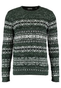 Suéter verde con diseño de patrones geométricos blancos y negros. Presenta cuello redondo y puños y dobladillo en canalé, confeccionado en tejido de punto.