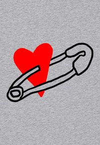 Un grand dessin d'épingle de sécurité noire en contour sur un fond gris, s'intersectant avec une forme de cœur rouge solide derrière.