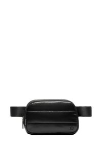 Fekete párnázott derétáska sima textúrával, téglalap alakú, oldalsó cipzárral és állítható pánttal a biztos illeszkedés érdekében. Minimális márkázási részlet.