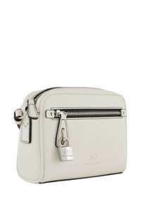 Borsa a tracolla sintetica bianca con dettagli neri, chiusura superiore a zip, logo e accessori in argento, con un dettaglio decorativo a forma di lucchetto.