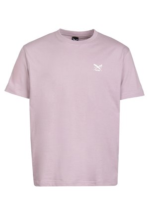 Schlichtes hellrosa T-Shirt mit kurzen Ärmeln und Rundhalsausschnitt, mit kleinem weißem, gekreuztem Scheren-Logo auf der linken Brust.