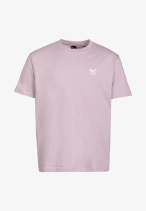 Schlichtes hellrosa T-Shirt mit kurzen Ärmeln und Rundhalsausschnitt, mit kleinem weißem, gekreuztem Scheren-Logo auf der linken Brust.