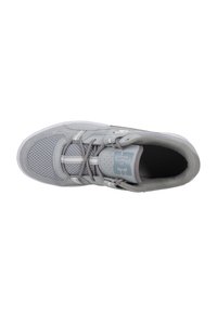 Grå hög-top sneakers i mesh och mocka, med vadderad krage, snörning och logotyp på tungan. Utrustad med en texturerad sula för bra grepp.