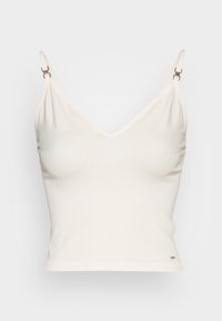 Top a canotta bianco a coste con scollatura a V e spalline sottili e regolabili, caratterizzato da un piccolo dettaglio dorato vicino all'orlo.