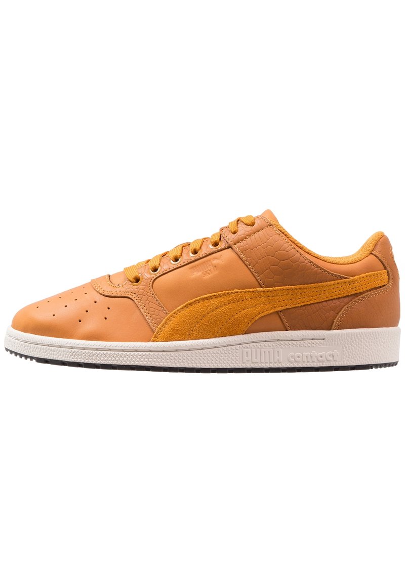 Baskets en cuir tan avec des accents texturés, une boîte à orteils perforée, des lacets orange, un col rembourré et une semelle extérieure en caoutchouc blanc arborant le logo "PUMA contact".