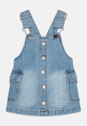 Vestido de tirantes de mezclilla con tirantes ajustables, cinco botones a presión plateados en la parte delantera, dos bolsillos laterales y un efecto degradado en azul claro.