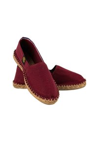 Espadrilles en toile bordeaux avec une semelle en jute tressée. Modèle à enfiler, bout rond et doublure bleu contrastant le long de l'ouverture.