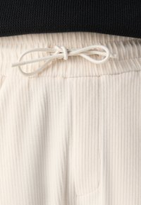BOSS LARSEN - Auduma bikses - open white