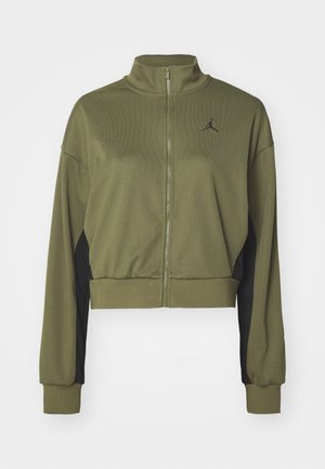 Veste cropped verte olive avec un col haut, fermeture éclair sur le devant, panneaux latéraux noirs et logo noir sur la poitrine. Fabriquée en tissu texturé.
