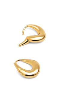 Pendientes de aro en tono dorado con un acabado suave y brillante. Cuentan con un diseño curvado único con puntas afiladas y un cierre seguro.