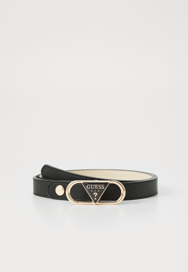 Ceinture en cuir noir texturé avec une boucle triangulaire dorée portant le logo Guess U.S.A. et un petit détail de bouton rond doré.
