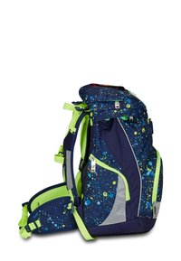 Zaino blu navy con accenti verdi, motivo a macchie, spallacci regolabili, dettagli riflettenti e pannello posteriore imbottito per il comfort.