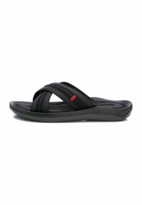 Chanclas negras con correas de costura cruzada, superficie texturizada y suela acolchada. Presentan un acento rojo en la correa.
