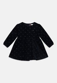 Schwarzes Samtkleid mit langen Ärmeln, rundem Ausschnitt und schwingendem Rock, der ein Sternmuster und subtile Akzentdetails aufweist.